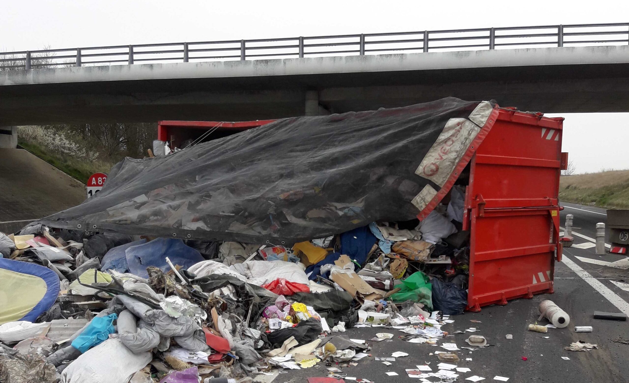 Vend E Un Camion Se Renverse Sur La Au Niveau De Fontenay Le Comte